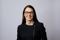 Jennifer Como, Visa